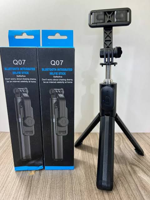 Q07 Bluetooth Selfie Stick Tripod with Wireless Remote